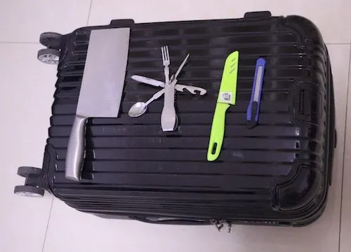 The picture shows different knives that are forbidden in hand luggage in the us. 
