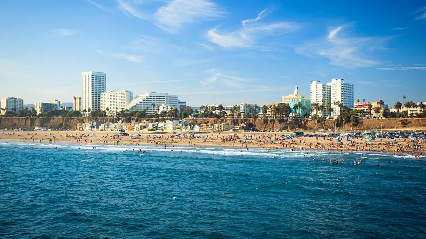 Beach-loving and biker singles would love to live here in Santa Monica, Los Angeles