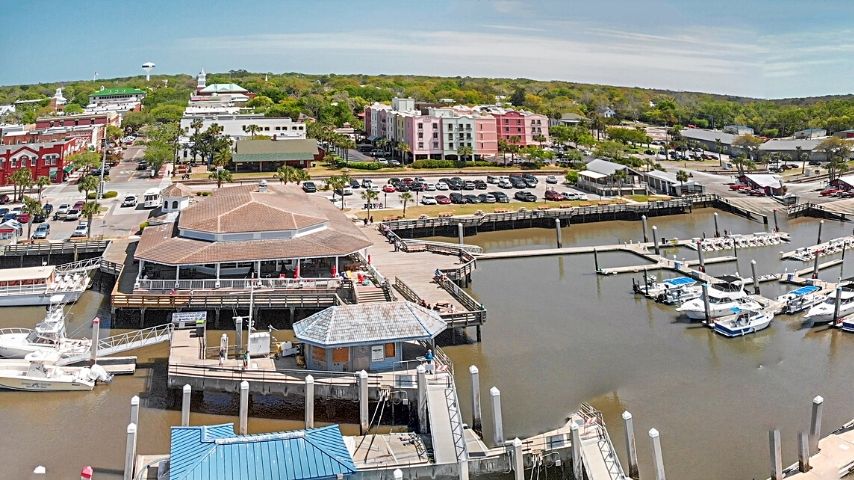 Fernandina Beach, Florida is an ideal date location not only because of its beautiful beaches, but also because it has lots of bars, shops, and restaurants in it