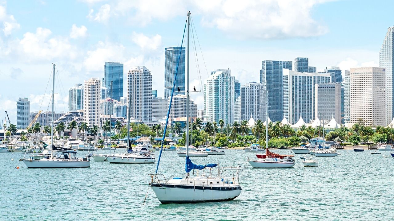 If you're a single who loves the mix of the beach with arts, pop, culture, trade and great career opportunities, Miami, Florida is the place you should live in Florida