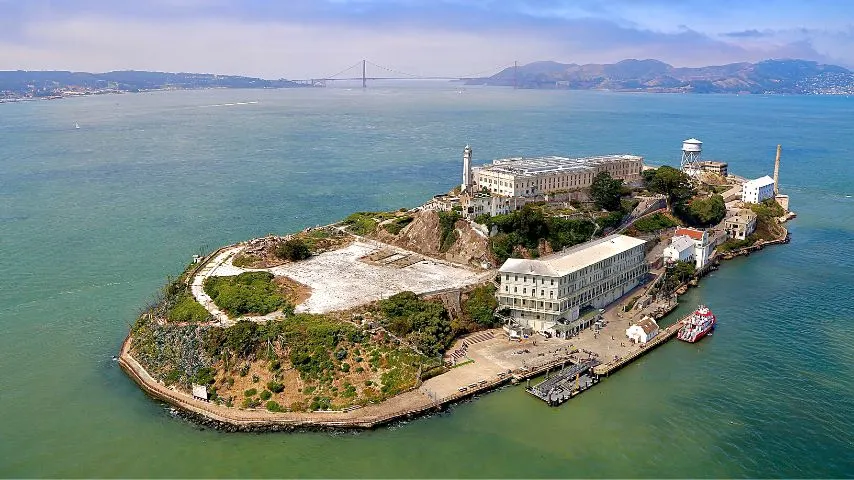 Al Catraz in San Francisco is a former federal prison known to house notorious criminals.