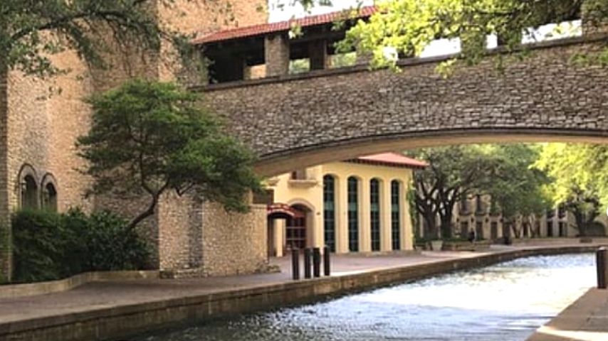 Aside from taking a gondola ride, Mandalay Canal Walk also has lots of restaurants.