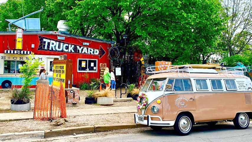 If you have pets and love beer, the Truck Yard in Dallas is the best place for you to go and meet with other singles.