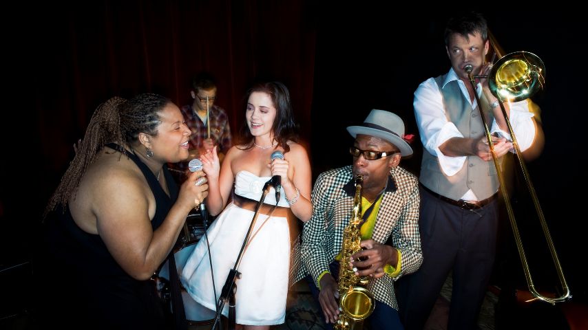 In keeping with its New Orleans vibe, local jazz acts play regularly at Twilite Lounge