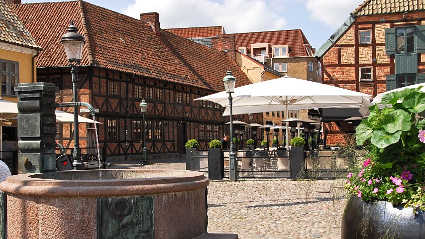 Lilla Torg, an extension of Stortorget, is still used today as a marketplace with restaurants, cafes, and shops.