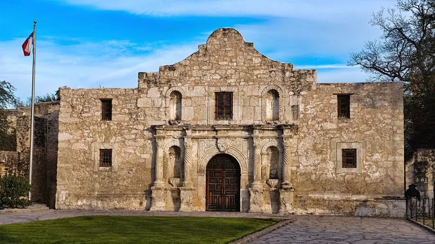San Antonio, one of the best places to live in the USA for singles, is known for the fortress made by the Roman Catholic church, Alamo..