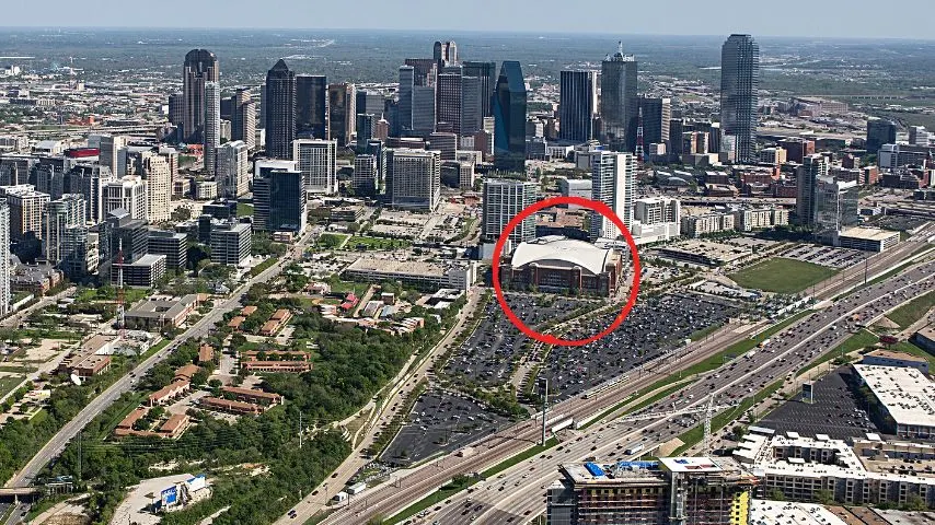 The American Airlines Center, serving as a venue for sports and entertainment events in Dallas, is the main attraction of the Victory Park neighborhood