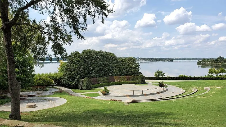 The Lake Highlands neighborhood is home to the Dallas Arboretum and Botanical Garden, known for its lush gardens and exhibitions