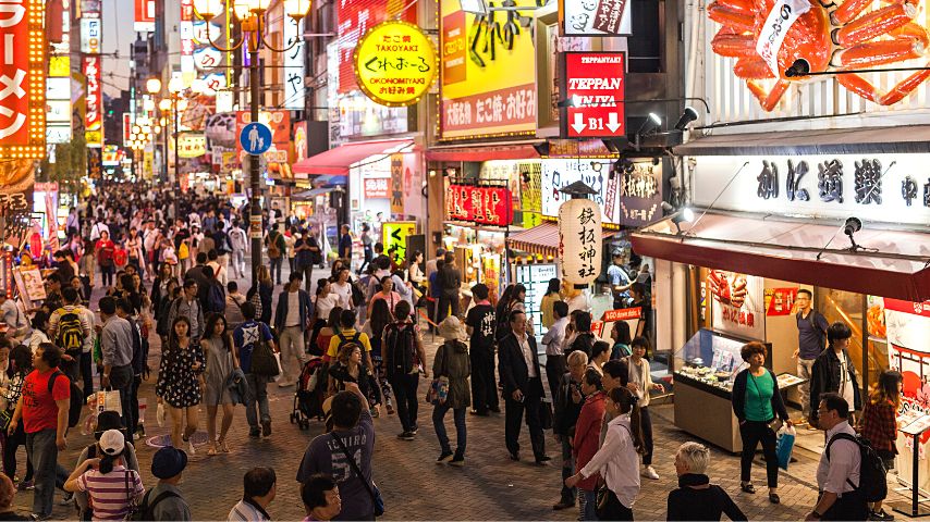Though Osaka is only a half-hour away from Kyoto, it is more lively and full of energy compared to the latter.