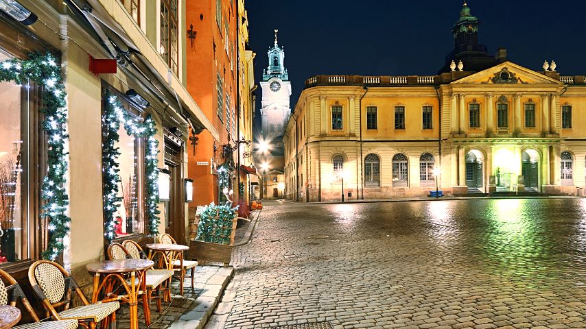 Stortorget is the oldest town square that you can find in Malmö. It's surrounded by historic structures like the Malmö Rådhus and Apoteket Lejonet.