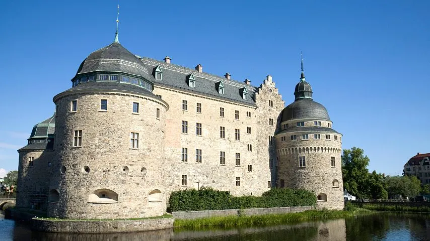 The Örebro Castle is a medieval castle that used to be a prison and fortress that you can find in Örebro. It is surrounded by a moat.