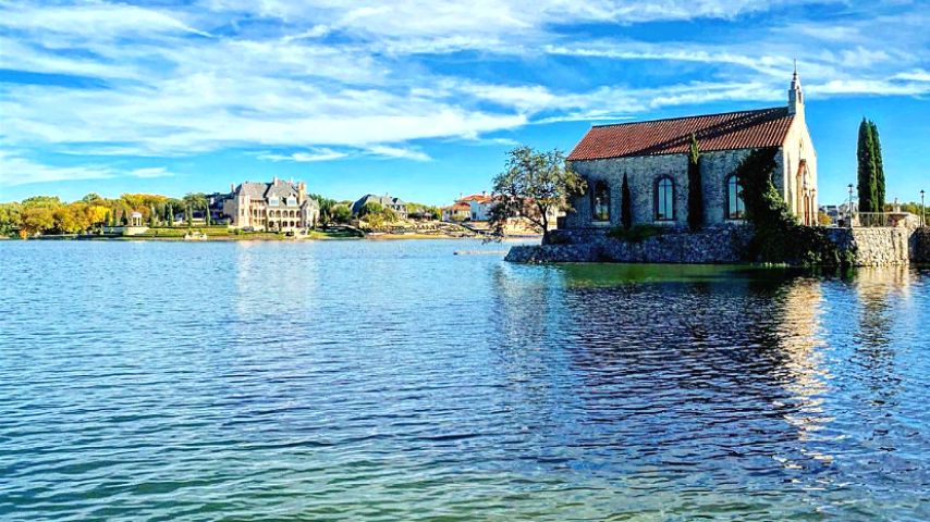 Adriatica Village is a replica of the Croatian fishing village of Supetar, hence the charming European ambiance it exudes.