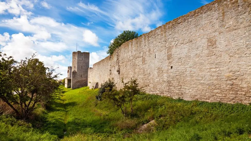 The walls around Visby city are well-preserved, with many of its original elements dating back in the 1200s still intact.